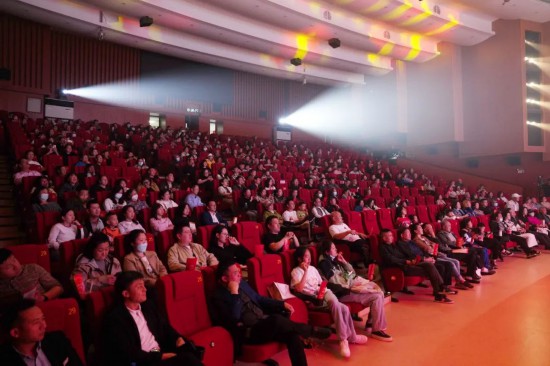 梨花飘香贺百年——庆祝中华全国总工会成立100周年二人转专场演出璀璨绽放